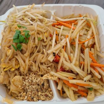 Thai Street Food - Pad thai and papaya salad (combo plate) - Thai Near Me - Lihue, Hawaii Thai Street Food - Pad thai and papaya salad (combo plate) - Thai Near Me - Lihue, Hawaii