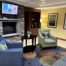 Holiday Inn Express & Suites Milford - Lobby
