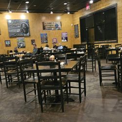 MOJO Smokehouse BBQ & Blues - Peak hours on a Saturday, you would think it would be packed.