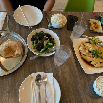 PappaRich - Hainanese chicken rice, beef rendang roti appetizer, and sautéed Chinese broccoli with mushrooms - Malaysian Near Me - Houston, Texas