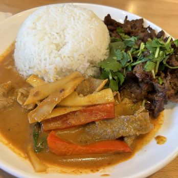 Vientiane Restaurant - 14. Red Curry with Garlic Pork Plate - Thai Near Me - West Sacramento, California Vientiane Restaurant - 14. Red Curry with Garlic Pork Plate - Thai Near Me - West Sacramento, California