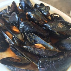 Voramar Restaurant - Mejillones a la Marinera. Con un toque picante, ricos.
