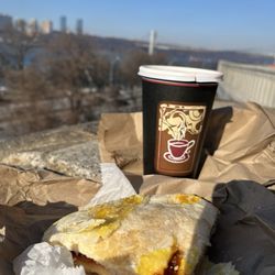 5 Estrellas Bakery - Café con leche/ coffee with milk, postre con guava y queso