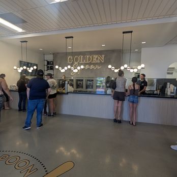 Golden Spoon - Entrance to the shop. - Ice Cream & Frozen Yogurt Near Me - Bakersfield, California