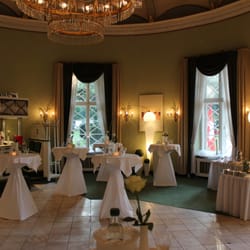 Weisser Pavillon - ...umgebaut zum Stehbankett