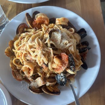 Della Terra Restaurant - Linguine Pescatore - Italian Near Me - Los Angeles, California