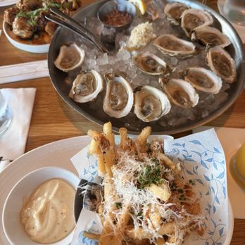 Earls Kitchen + Bar - Oysters - New American Near Me - Miami, Florida