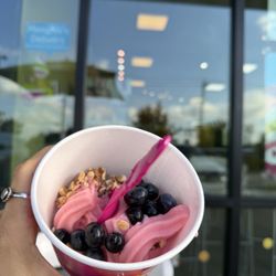 Menchies Frozen Yogurt - Sugar free strawberry froyo