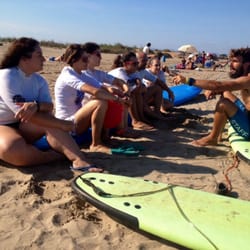 Clases de Surf @ Mediterranean Surf School - Todos muy atentos a las explicaciones de Juanma.