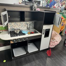 Children Dental World - Broke and dirty toys