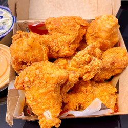 Roaming Rooster - Nuggets with rooster sauce and blue cheese
