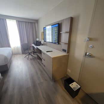 DoubleTree by Hilton Hotel Chicago - Oak Brook - Hotels Near Me - Oak Brook, Illinois