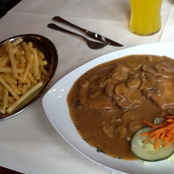 Pizzeria Ischia - Jägerschnitzel mit Pommes und Salat. - Pizza Near Me - Dahn, RP