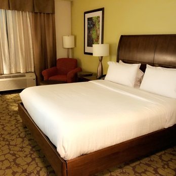 Hilton Garden Inn Memphis/Wolfchase Galleria - King-size bed with a pretty green accent wall. - Hotels Near Me - Cordova, Tennessee Hilton Garden Inn Memphis/Wolfchase Galleria - King-size bed with a pretty green accent wall. - Hotels Near Me - Cordova, Tennessee