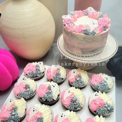 Baby shower cupcakes
