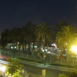 Parque Calderón - Vista nocturna del principio del parque (zona de juegos) desde un segundo piso...