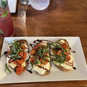 Hey Neighbor! Pizza- Friendly - Tomato bruschetta & pomegranate no-jito - Pizza Near Me - Eugene, Oregon