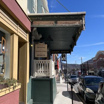 Golden Eagle Inn - Entrance - Bed & Breakfast Near Me - Bedford, Pennsylvania