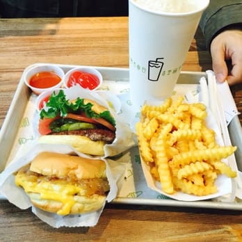 Shake Shack Dumbo - Burgers Near Me - Brooklyn, New York