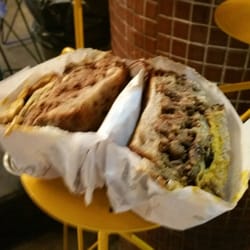 Da Roberta - Brisket - Rye bread, brisket assado com rapadura, fondue de queijo comté pernambucano, repolho mantecato e aioli de urucum