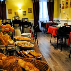 Alès Hôtel Orly - Petit Déjeuner Buffet Gourmand avec confiture de saison & pains frais de Léon Hotel Orly Ales - Logis de France à Ales centre ville, Gard 30