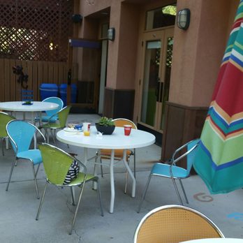 The Gonzo Inn - Outdoor breakfast seating - Hotels Near Me - Moab, Utah