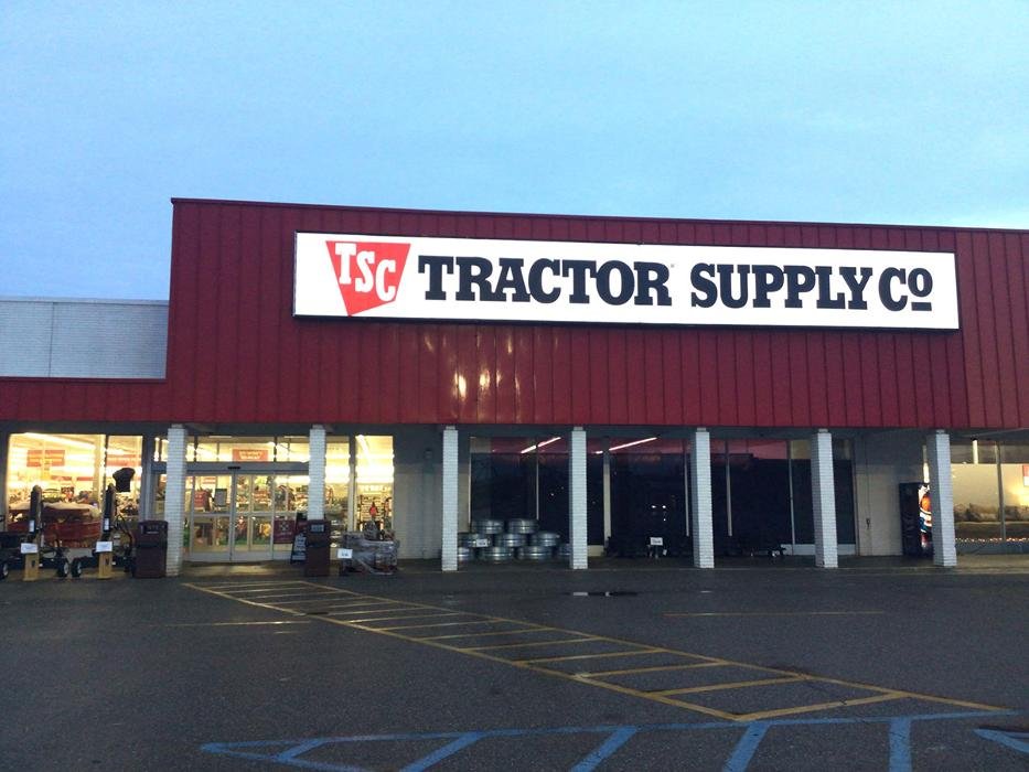 TRACTOR SUPPLY Updated June 2024 600 Silver Bridge Plz, Gallipolis, Ohio Department Stores
