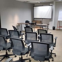 Muv Coworking - Sala de treinamentos para até 40 pessoas. Se divide em 2 salas de reunião para 12 pessoas;