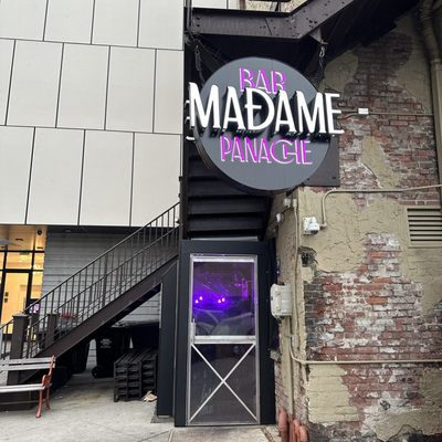 Madame by null