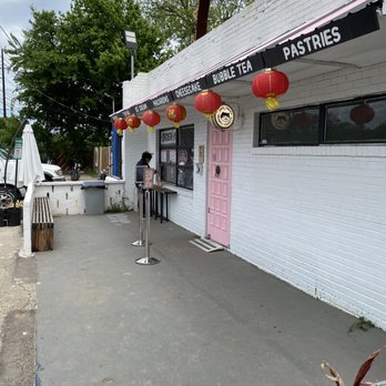 Omg Squee - Front entrance and line - Desserts Near Me - Austin, Texas Omg Squee - Front entrance and line - Desserts Near Me - Austin, Texas