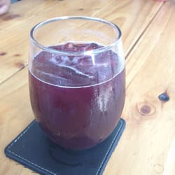 Momacoa - Un agua de Jamaica con soda, toque de naranja y jenjibre