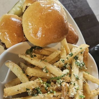 Yard House - Sliders - New American Near Me - Lombard, Illinois