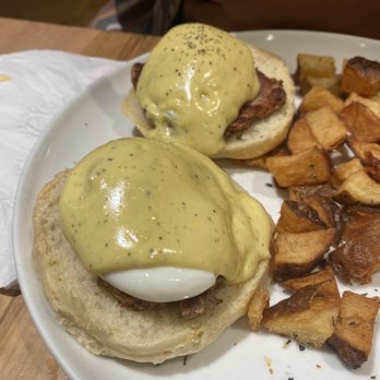 Emma's Country Kitchen - Eggs benedict - Breakfast & Brunch Near Me - Toronto, Ontario