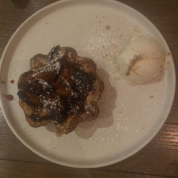 Red Ash - Apple crostata heaven - Italian Near Me - Austin, Texas Red Ash - Apple crostata heaven - Italian Near Me - Austin, Texas