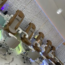 Queenbee Nails Bar - Picture of pedicure chairs