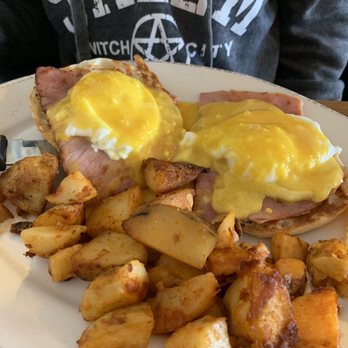 Early Harvest Diner - Eggs Benedict - Breakfast & Brunch Near Me - Beverly, Massachusetts