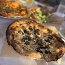 Cecco Ristorante - No tomato pizza was really good I believe they used white sauce instead of