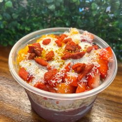 South side Acai - Makai Bowl : Freshly blended açaí topped with granola, strawberries, papaya, coconut shavings, goji berries and bee polen.