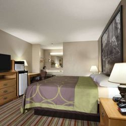 Super 8 by Wyndham Chiswell/Max Meadows Area - Standard King Bed Room