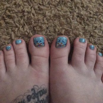 Holly Nails - Medallion Design gel color - Nail Salons Near Me - Auburn, California