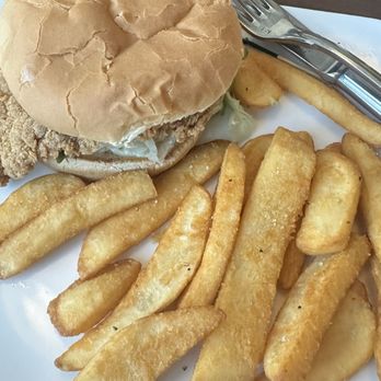 Passé - Fried chicken sandwich with fries. *spicy aioli on it!* - Bars Near Me - Baton Rouge, Louisiana Passé - Fried chicken sandwich with fries. *spicy aioli on it!* - Bars Near Me - Baton Rouge, Louisiana