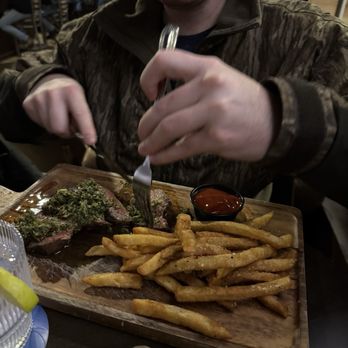 Buckets Sports Bar - Steak frites - Bars Near Me - Lusby, Maryland