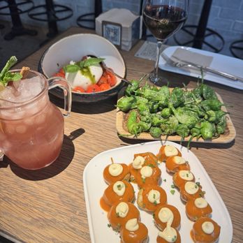 Entre Santos - Potatas Bravas, burrata tomato salad, padron Peppers, sangria - Cocktail Bars Near Me - Madrid, M Entre Santos - Potatas Bravas, burrata tomato salad, padron Peppers, sangria - Cocktail Bars Near Me - Madrid, M