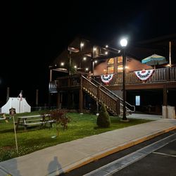 Warren's Harborview - Patio from the parking lot
