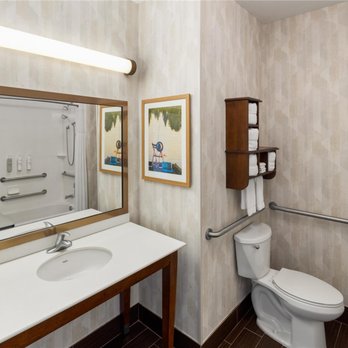Hampton Inn Seattle/Everett - Guest room bath - Hotels Near Me - Everett, Washington Hampton Inn Seattle/Everett - Guest room bath - Hotels Near Me - Everett, Washington