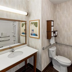 Hampton Inn Seattle/Everett - Guest room bath