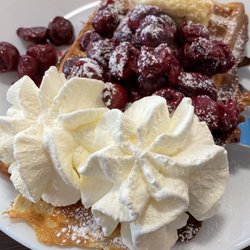 Eiscafé Toni - Waffeln, Vanille Eis mit Kirschen