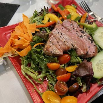 Emberz - Seared Ahi salad--good except the tuna itself was strangely chewy - Wine Bars Near Me - Sonora, California