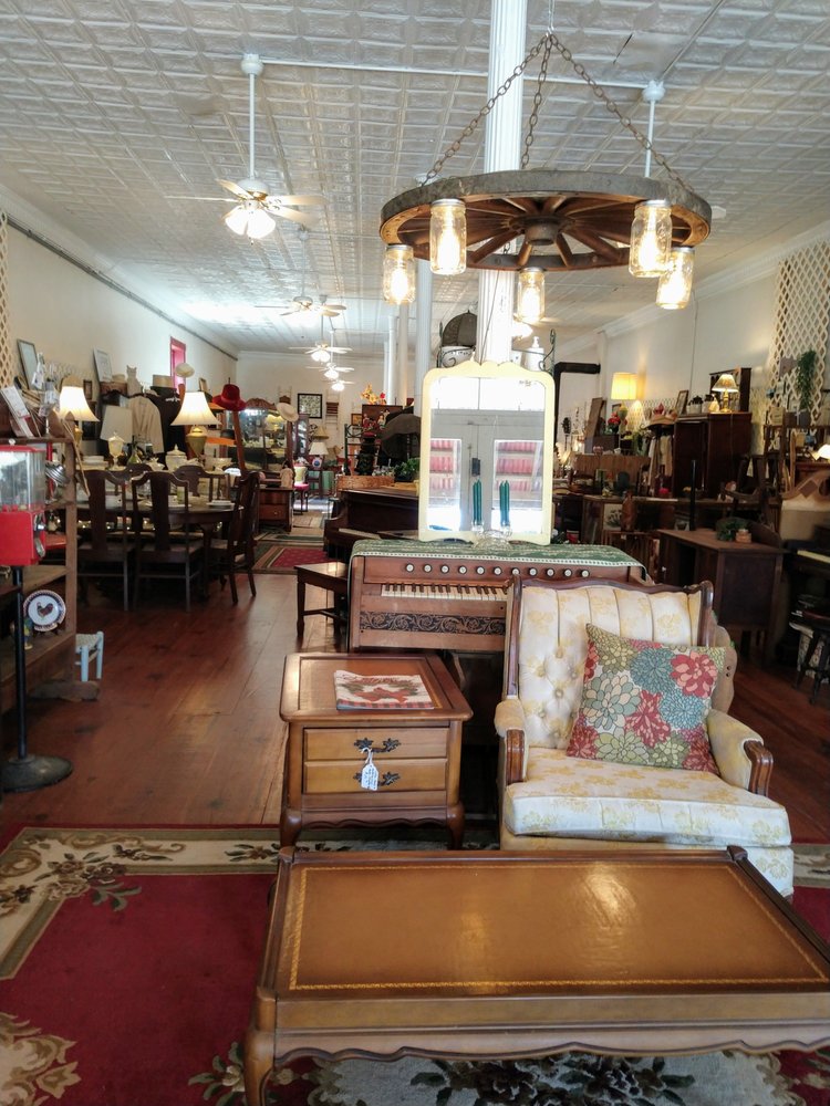 MAXEYS COUNTRY STORE & ANTIQUE MALL 357 S Main St, Stephens,