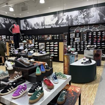 DICK'S Sporting Goods - Sports Wear Near Me - Paramus, New Jersey